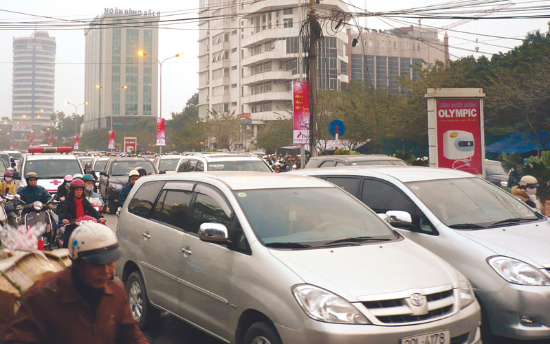 Hà Nội hiện có 4 triệu ô tô, xe máy nhưng thiếu trầm trọng các bãi đỗ xe. Ảnh: Trọng Đảng