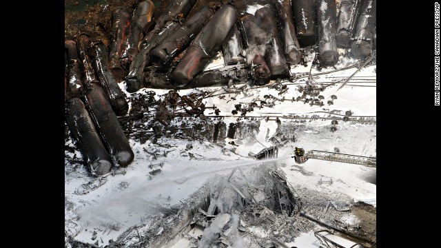 Toàn bộ thùng dầu bị hất tung khỏi toa tàu và phát nổ ngay sau đó