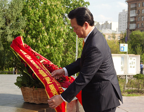 Thủ tướng Nguyễn Tấn Dũng dâng hoa tại Tượng đài Bác Hồ ở Moscow. Ảnh: VGP/Nhật Bắc