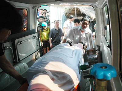 Xe cứu thương ra vào liên tục chuyển thi thể nạn nhân vụ đắm tàu. Xe cứu thương ra vào liên tục chuyển thi thể nạn nhân vụ đắm tàu