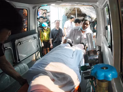 Xe cứu thương ra vào liên tục chuyển thi thể nạn nhân vụ đắm tàu