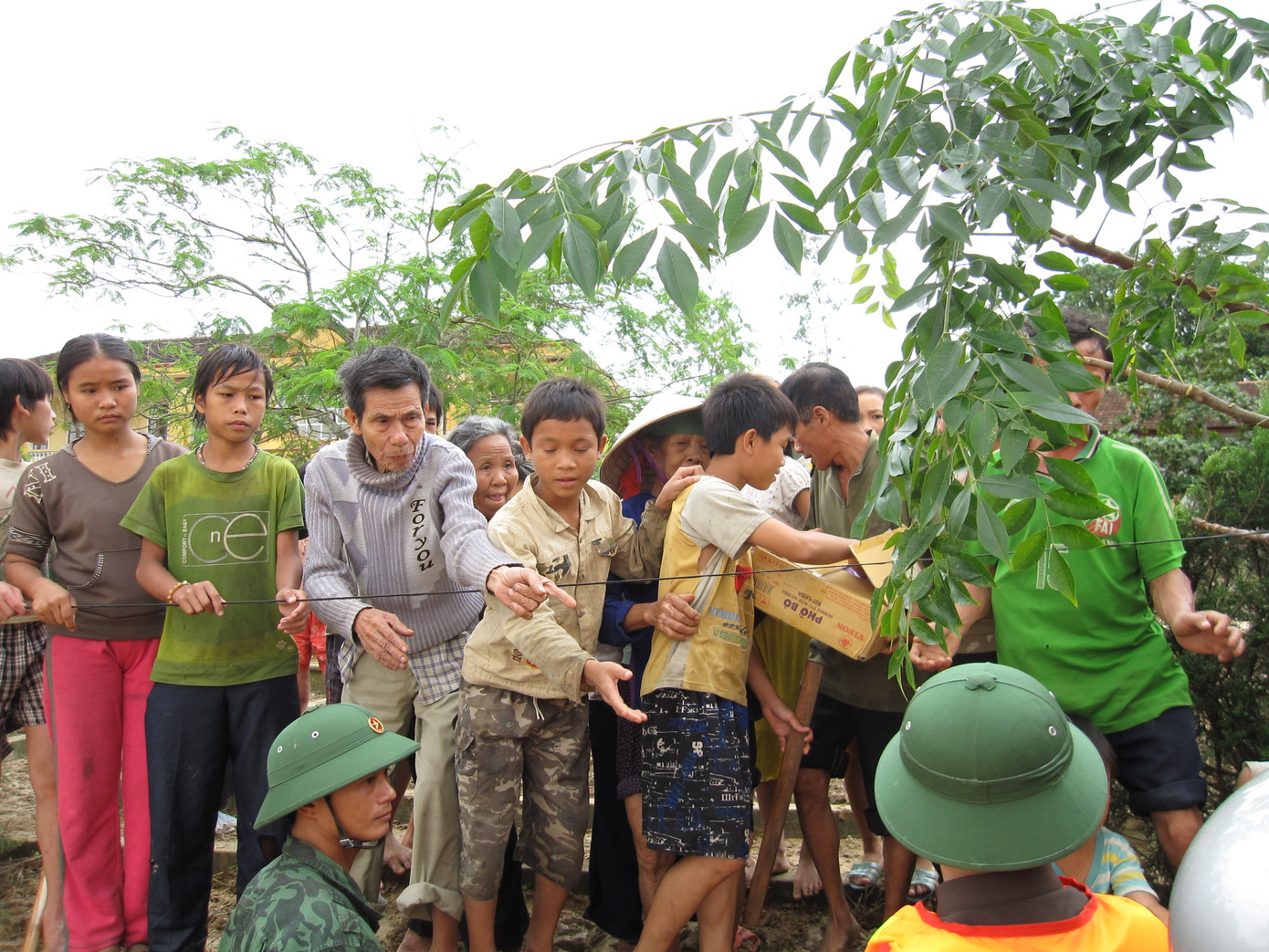 Quá đói, hàng chục trẻ em xã Hà Linh tranh nhau từng gói mỳ 