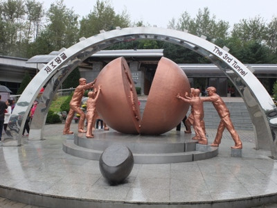 Từ năm 1974 đến năm 2012, tại khu vực Phi quân sự, Hàn Quốc phát hiện 4 đường hầm được đào dưới lòng đất từ bên CHDCND Triều Tiên. Hiện tại đường hầm số 3 được mở cửa đón khách du lịch. Hầm được đào xuyên qua lớp đá hoa cương, phát hiện năm 1978, nằm cách mặt đất 73 m, dài 1635 mét. Có 435 m nằm ở phía Nam giới tuyến quân sự cách Seoul… 44km có khả năng cho 30.000 binh sĩ di chuyển trong một giờ. Trước đường hầm số 3, một tác phẩm điêu khắc đầy ý nghĩa mang tên “Một thế giới” – trở thành biểu tượng thể hiện ý nguyện thống nhất hai miền của người dân Hàn Quốc 