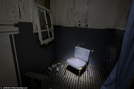 Khi đến thăm thị trấn Lester, người ta có cảm giác vừa tò mò thích thú vừa rờn rợn ghê sợ. Vì thế, nơi đây từ lâu được đặt một biệt danh là “thị trấn ma”. Khi đến thăm thị trấn Lester, người ta có cảm giác vừa tò mò thích thú vừa rờn rợn ghê sợ. Vì thế, nơi đây từ lâu được đặt một biệt danh là “thị trấn ma”