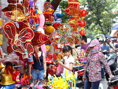 Nhộn nhịp trên phố với đa sắc màu. Nhộn nhịp trên phố với đa sắc màu