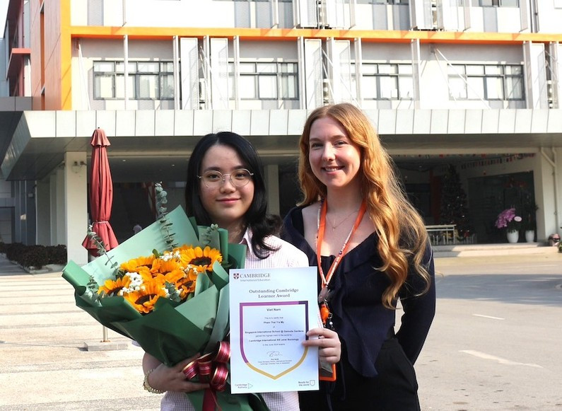 Phạm Thái Trà My (bên trái) vừa đạt danh hiệu thủ khoa thế giới, chứng chỉ quốc tế Cambridge cấp độ AS cho môn Xã hội học (xếp hạng nhất thế giới bởi Cambridge). Ảnh: Nhân vật cung cấp Phạm Thái Trà My (bên trái) vừa đạt danh hiệu thủ khoa thế giới, chứng chỉ quốc tế Cambridge cấp độ AS cho môn Xã hội học (xếp hạng nhất thế giới bởi Cambridge). Ảnh: Nhân vật cung cấp