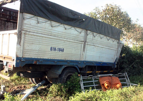 Ôtô tải cắm đầu xuống mảnh đất trống. Ảnh: Nguyệt Triều (VnExpress). Ôtô tải cắm đầu xuống mảnh đất trống. Ảnh: Nguyệt Triều