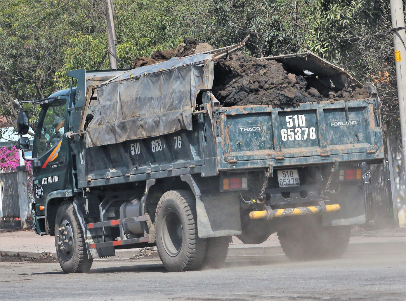 Các xe không che chắn, rất 'bầy hầy' để bùn thải lộ thiên thế này.