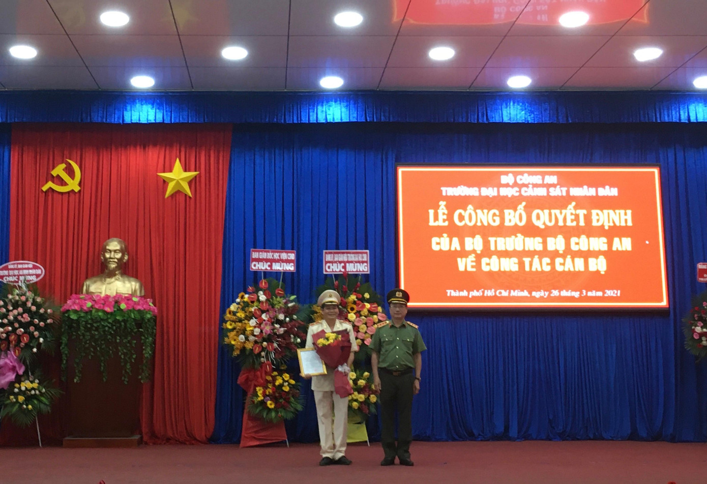 Thượng tướng Nguyễn Văn Thành, Thứ trưởng Bộ công an đã trao quyết định của Bộ trưởng Bộ Công an. Ảnh Đức Mừng Thượng tướng Nguyễn Văn Thành, Thứ trưởng Bộ công an đã trao quyết định của Bộ trưởng Bộ Công an. Ảnh Đức Mừng