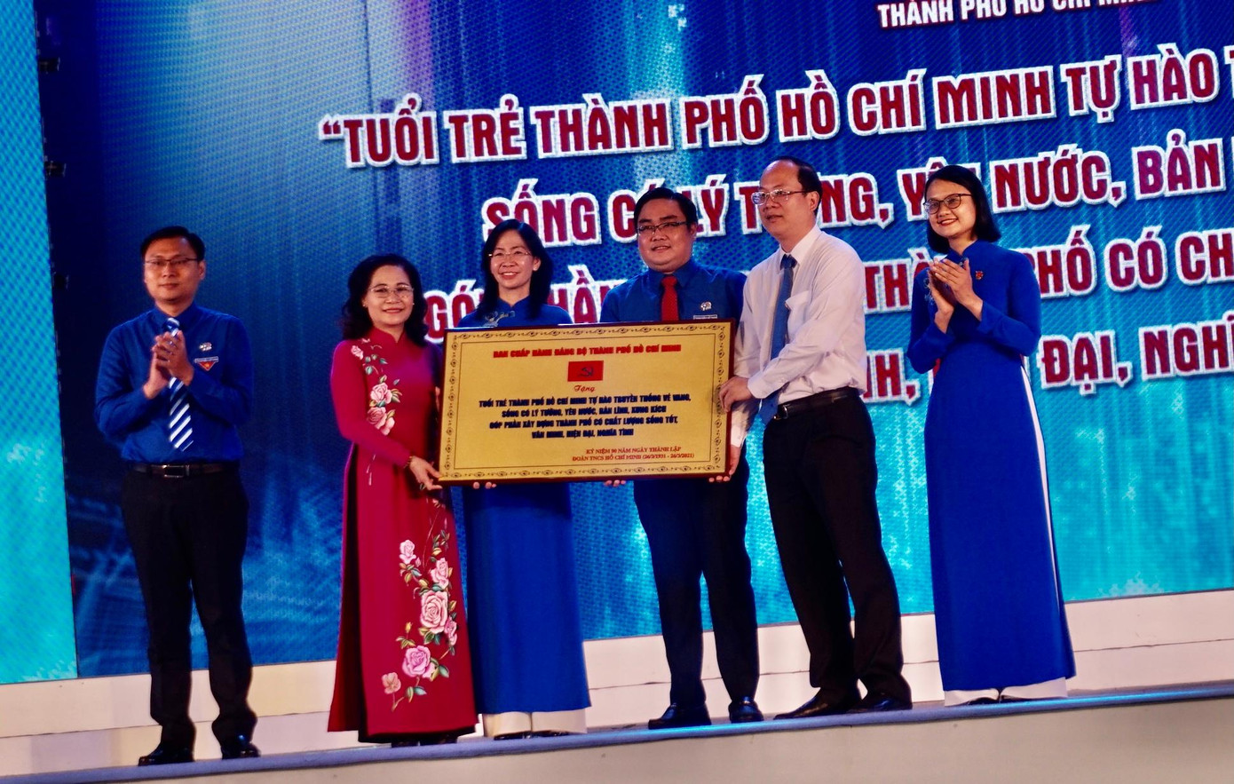 Thành ủy TPHCM trao tặng bảng đồng truyền thống cho Thành Đoàn TPHCM. Thành ủy TPHCM trao tặng bảng đồng truyền thống cho Thành Đoàn TPHCM.
