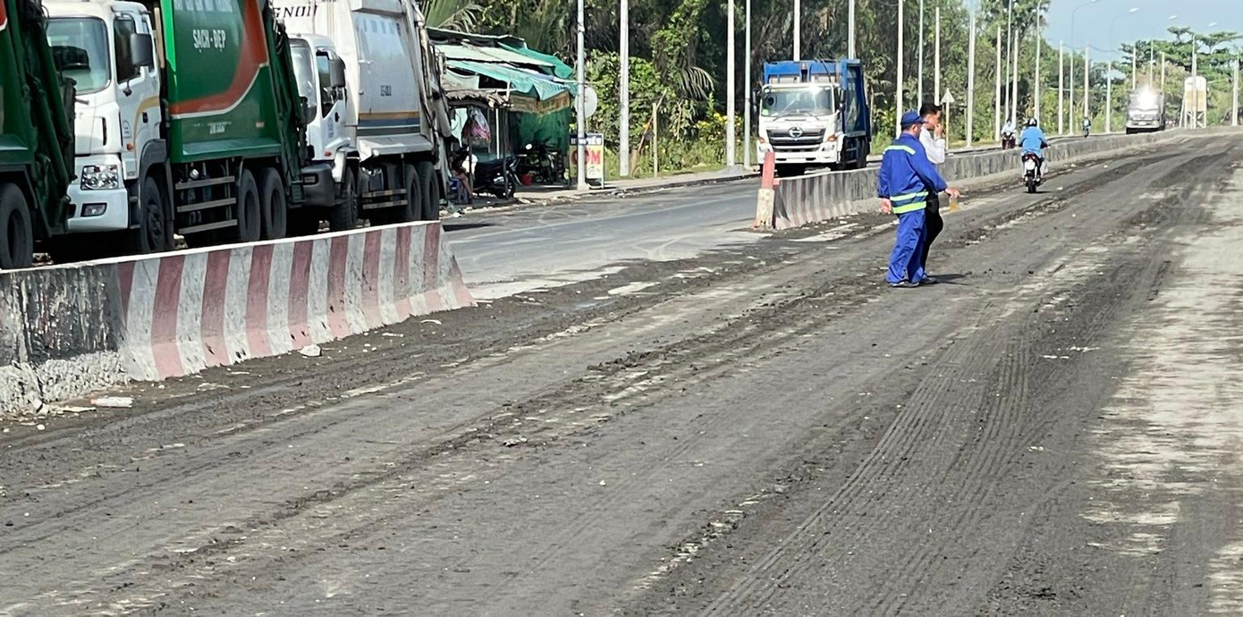 Bùn đất đổ ra đường gây mất an toàn cho người tham gia giao thông