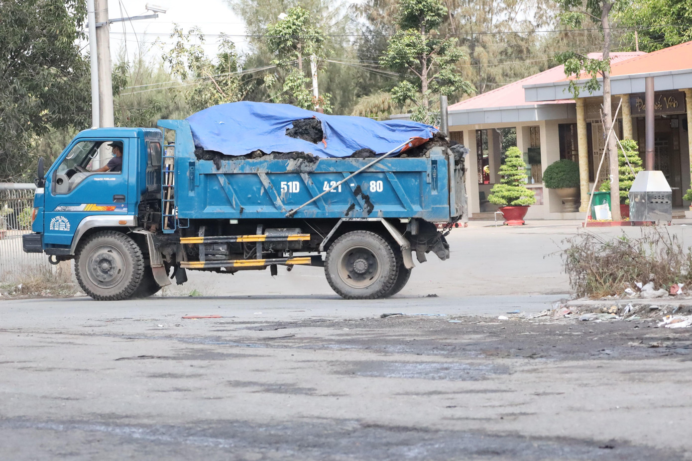 Theo người dân phản ánh, tình trạng này diễn ra từ nhiều năm nay. Hiện tại con đường này đã bị hư hỏng, xuống cấp.