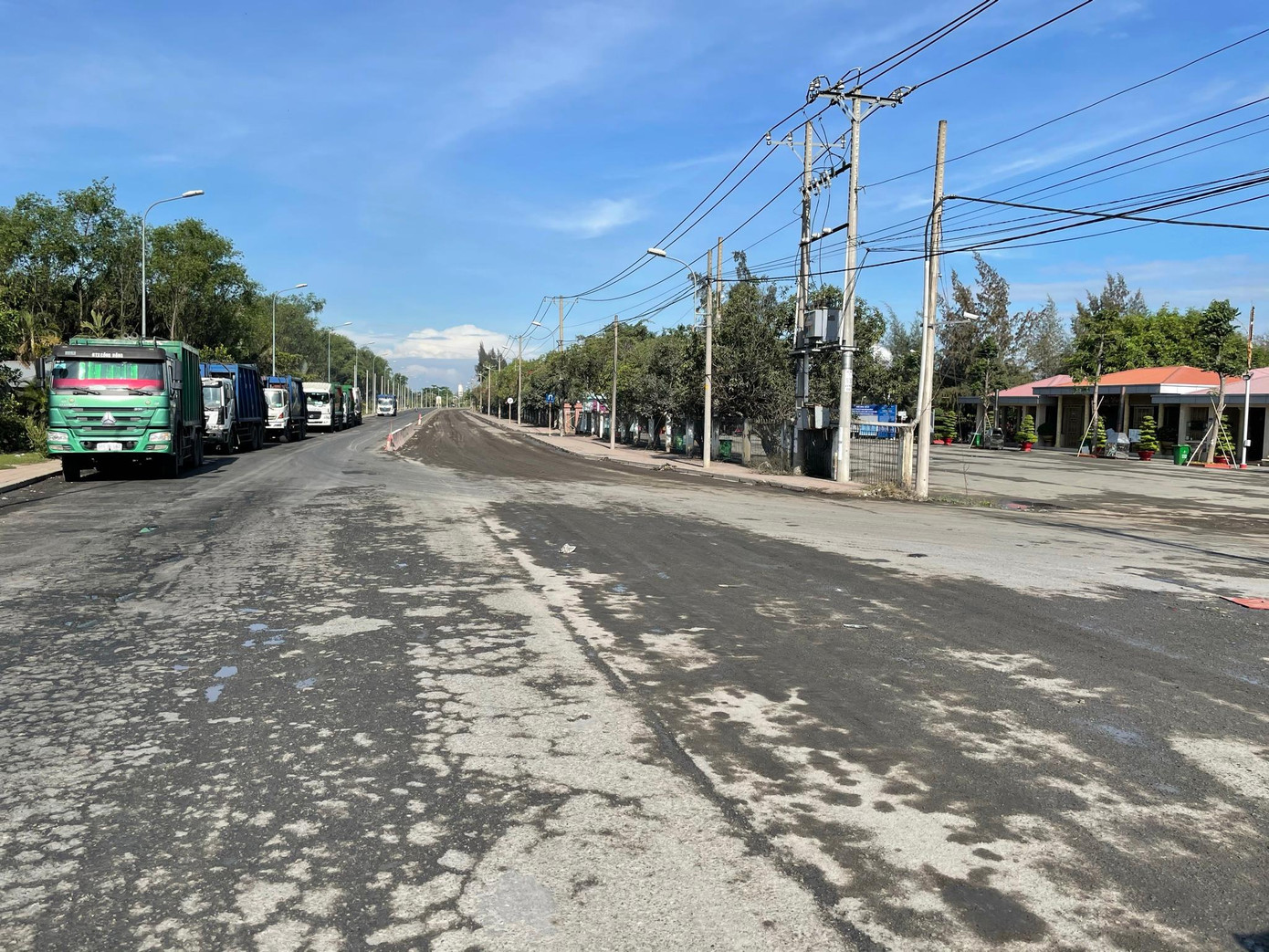 Đoạn đường chưa dài đến 2km nhưng mỗi ngày có hàng trăm xe chở rác, chở bùn 'cày nát' con đường.