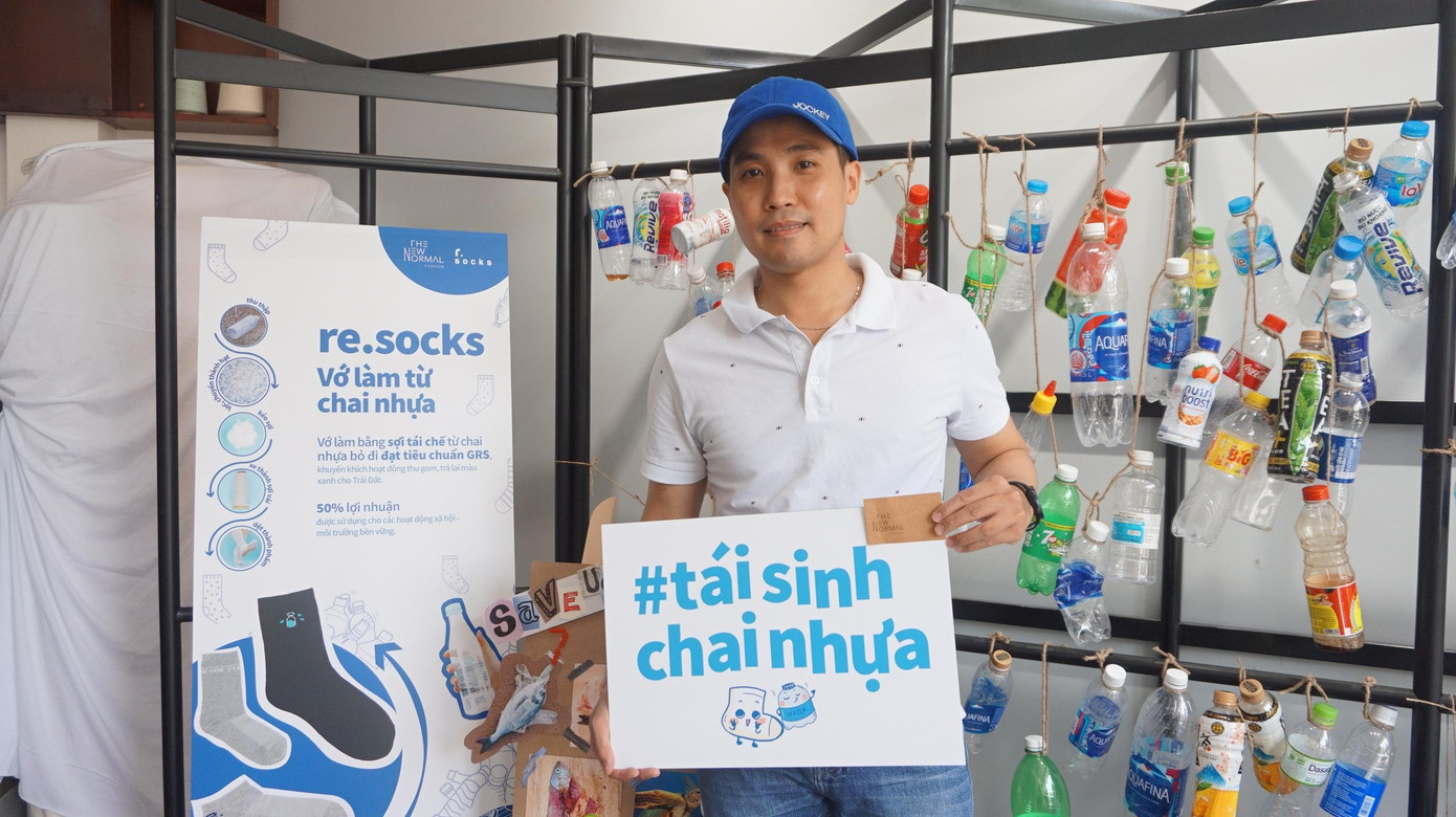 Thông điệp 'tái sinh chai nhựa' được các bạn trẻ chia sẻ.