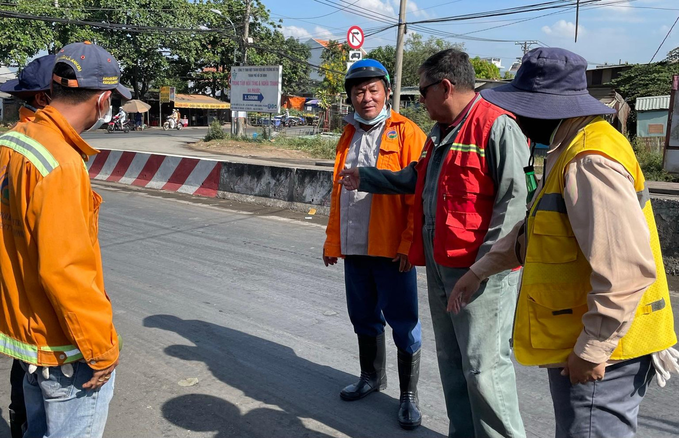 Người dân đi làm ngang tuyến đường dây đối mặt với nguy cơ tai nạn giao thông rất cao khi mặt đường trơn trượt do bùn thải rơi vãi.