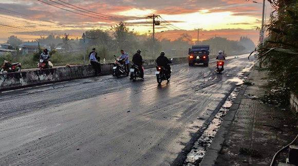 Người dân bị té ngã trên đường. Ảnh người dân cung cấp