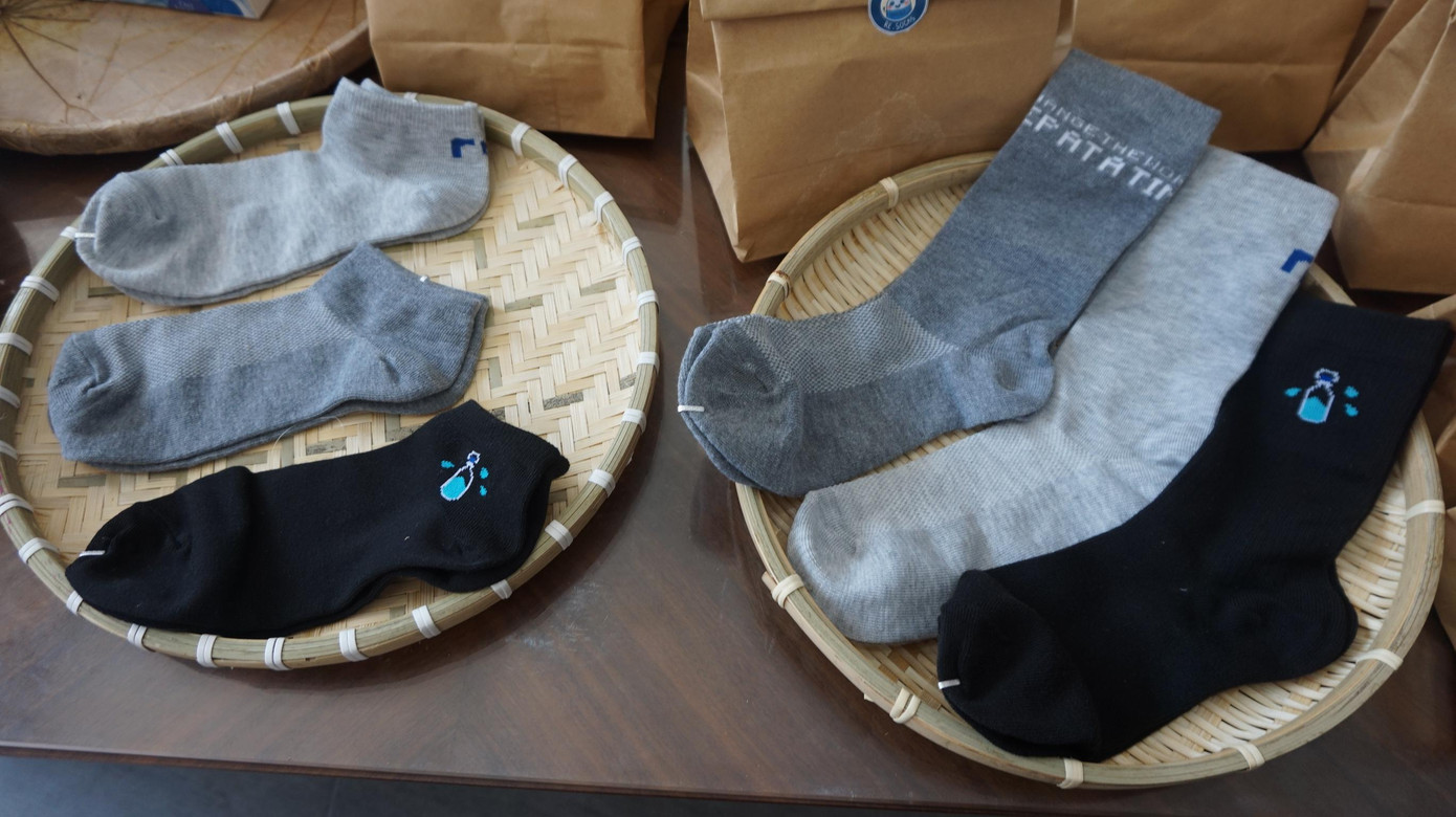 Để tạo ra sản phẩm tái chế như đôi tất, bộ quần áo,... các bạn trẻ nhóm Team Re.Socks đã tận dụng từ nguồn nguyên liệu Polyeste có trong chai nhựa.
