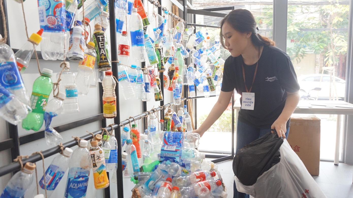 Các bạn trẻ thu gom, xử lý rác thải nhựa để cho ra một sản phẩm có thể tái chế và dùng hàng ngày như đôi tất, bộ quần áo, túi xách...