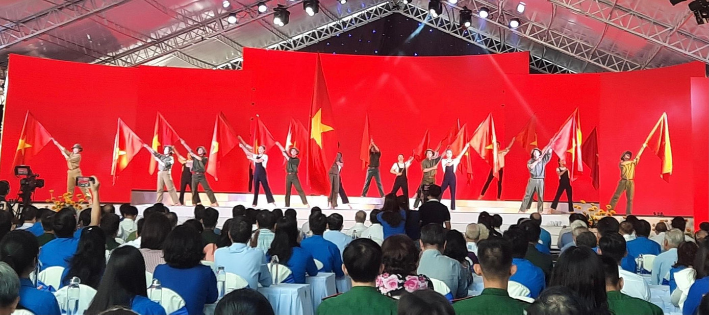 Tuổi trẻ TPHCM tự hào truyền thống vẻ vang, sống có lý tưởng, yêu nước, bản lĩnh, xung kích góp phần xây dựng thành phố có chất lượng sống tốt, văn minh, hiện đại, nghĩa tình. Tuổi trẻ TPHCM tự hào truyền thống vẻ vang, sống có lý tưởng, yêu nước, bản lĩnh, xung kích góp phần xây dựng thành phố có chất lượng sống tốt, văn minh, hiện đại, nghĩa tình.