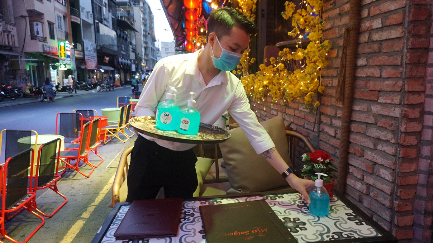 Phố Tây Bùi Viện sáng đèn, nhộn nhịp đón khách ngày đầu mở cửa trở lại ảnh 9