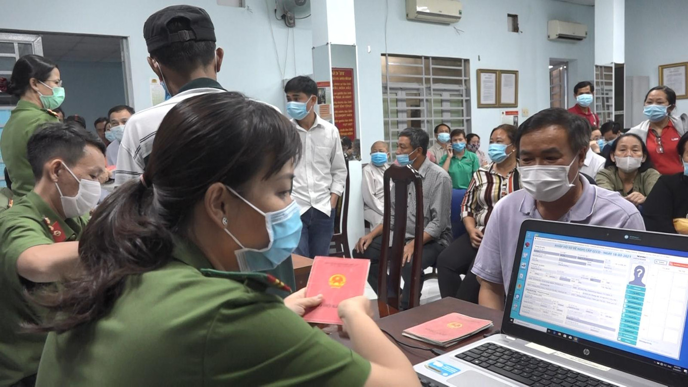 Công an TPHCM cho biết, trong chiến dịch cấp CCCD lần này, có nhiều tấm gương cán bộ chiến sĩ vượt khó để hoàn thành nhiệm vụ. Công an TPHCM cho biết, trong chiến dịch cấp CCCD lần này, có nhiều tấm gương cán bộ chiến sĩ vượt khó để hoàn thành nhiệm vụ.