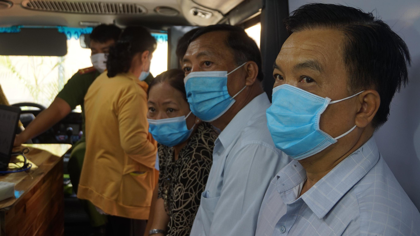 Người dân đi làm CCCD có gắn chíp điện tử. Người dân đi làm CCCD có gắn chíp điện tử.