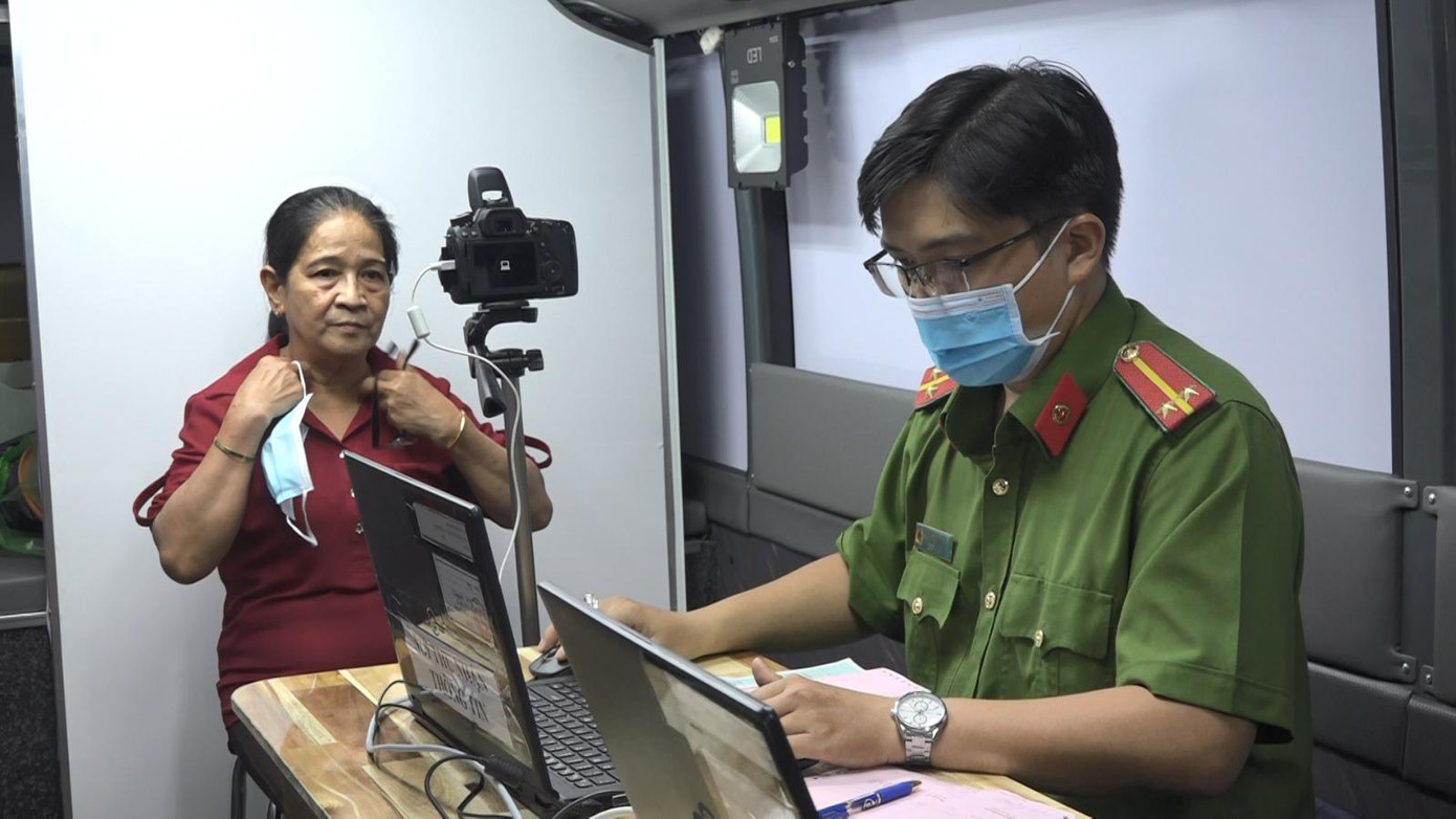 Nhiều điểm cấp CCCD hoạt động cả sau 22 giờ đêm mỗi ngày để kịp tiến độ. Nhiều điểm cấp CCCD hoạt động cả sau 22 giờ đêm mỗi ngày để kịp tiến độ.