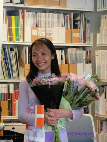  TS. Nguyễn Tuyết Phương trong ngày bảo vệ tiến sĩ