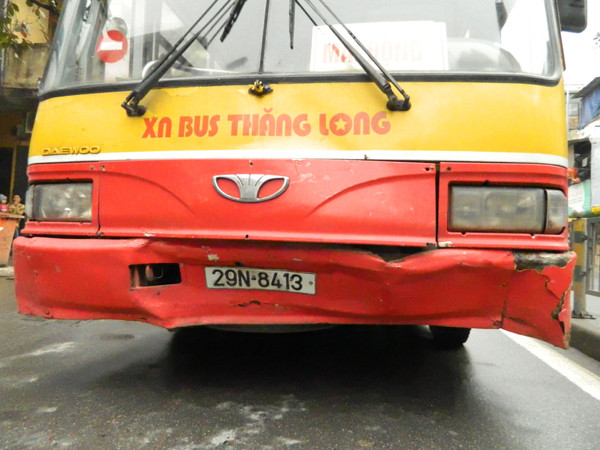 Chiếc xe buýt bị hư hỏng nhẹ ở phần đầu
