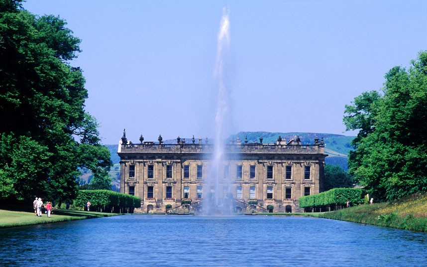 Tòa nhà Chatsworth House, Derbyshire, vương quốc Anh mang nét đẹp vừa cổ kính vừa hiện đại với hồ nước phía trước