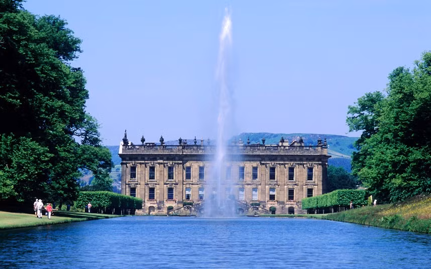 Tòa nhà Chatsworth House, Derbyshire, vương quốc Anh mang nét đẹp vừa cổ kính vừa hiện đại với hồ nước phía trước