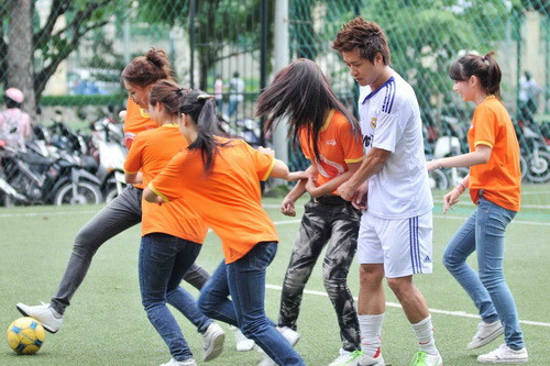 Thậm chí còn tranh bóng của đội các nghệ sĩ