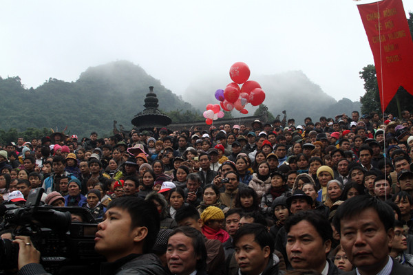 Theo dõi lễ khai hội