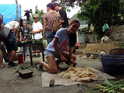 Hoàng My rất háo hức với công việc thái hoa chuối cho lợn ăn