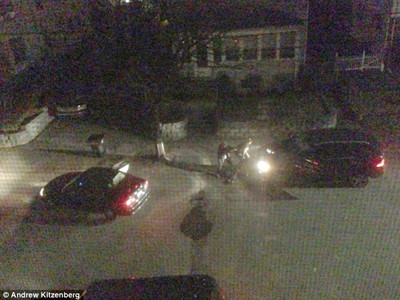 Hai anh em nghi phạm nấp sau xe, đọ súng với cảnh sát cuối tuần trước. Ảnh: Andrew Kitzenberg