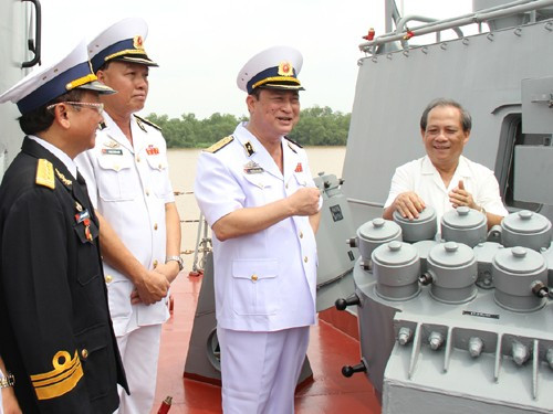 Đô đốc Nguyễn Văn Hiến, Thứ trưởng Bộ Quốc phòng, Tư lệnh Quân chủng Hải quân đứng trước một hệ thống thiết bị vũ khí trên tàu. Đô đốc Nguyễn Văn Hiến, Thứ trưởng Bộ Quốc phòng, Tư lệnh Quân chủng Hải quân đứng trước một hệ thống thiết bị vũ khí trên tàu
