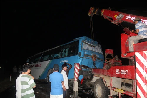 Di chuyển xe khách ra khỏi hiện trường