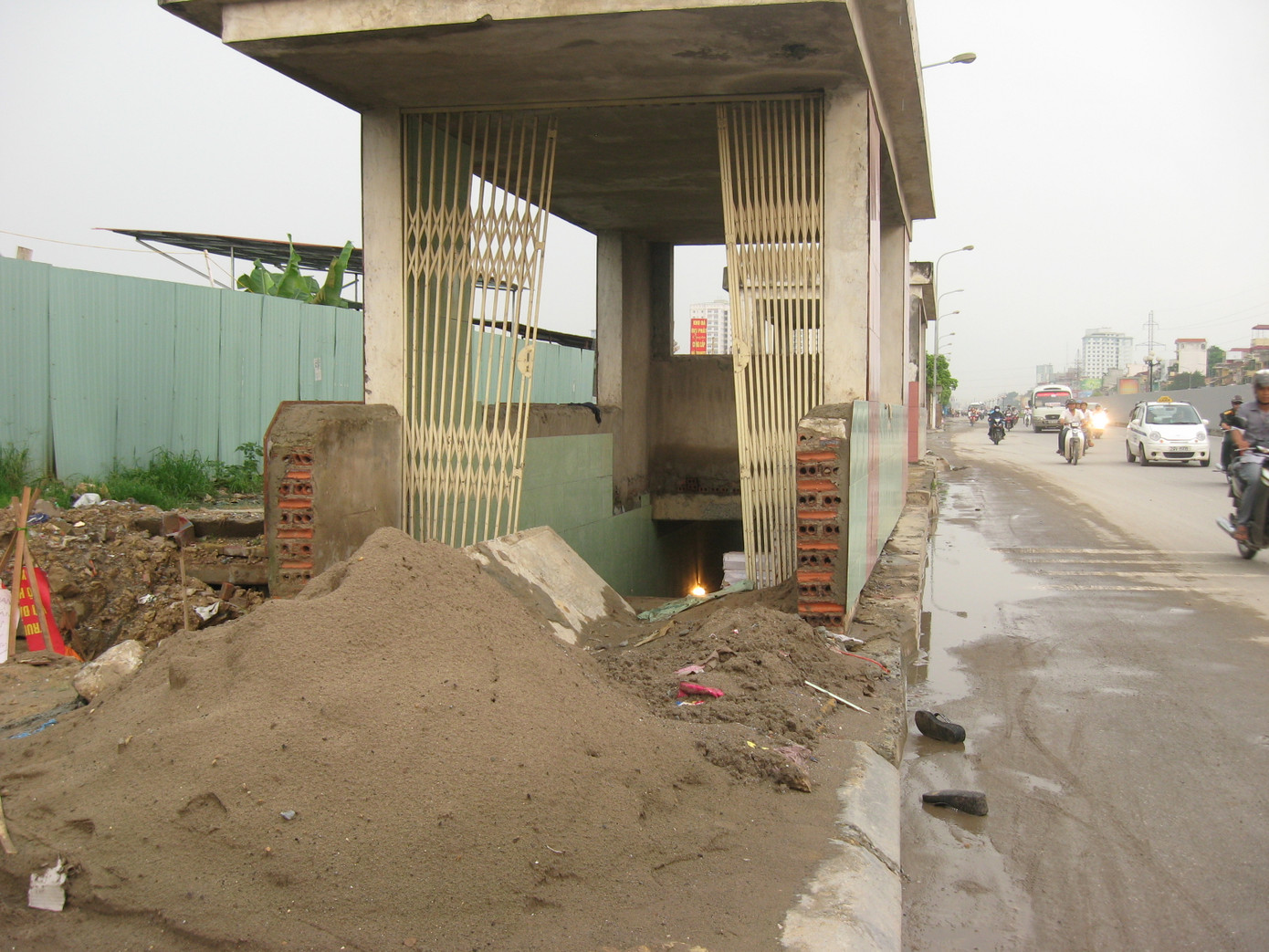 Một hầm đường bộ thi công dang dở trên đường Khuất Duy Tiến
