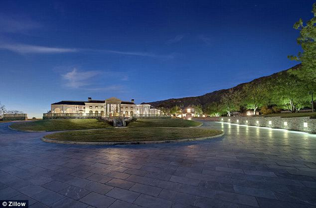 Ngôi biệt thự Estate Bradbury nhìn trong đêm