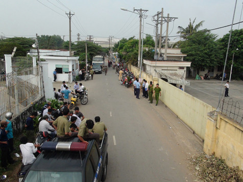 Người của các ngân hàng có tranh chấp phải đứng ở ngoài kho vì không được phép vào hiện trường thi hành án. Ảnh: Nguyệt Triều. Người của các ngân hàng có tranh chấp phải đứng ở ngoài kho vì không được phép vào hiện trường thi hành án. Ảnh: Nguyệt Triều