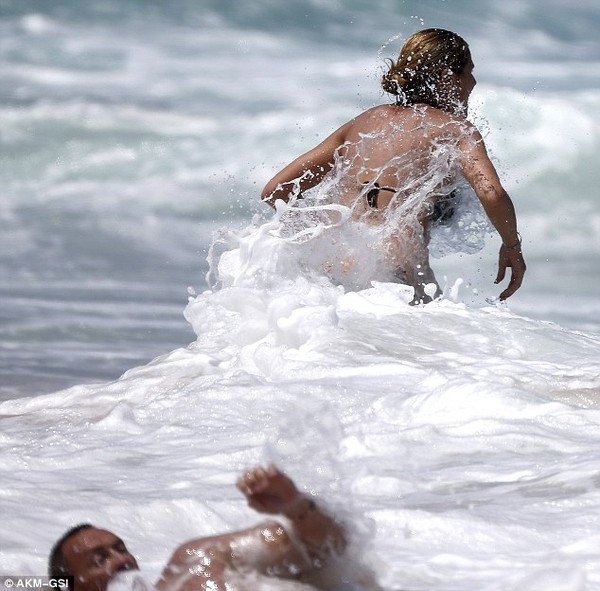 Sau đó Heidi lao ra biển cứu con