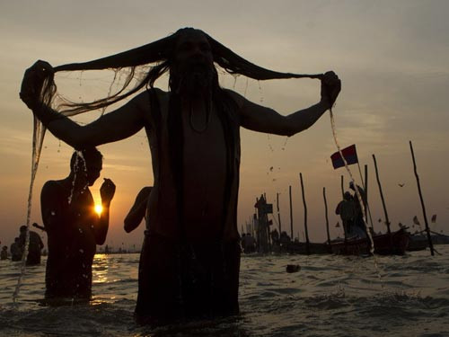 Một tín đồ Hindu tắm rửa trên sông Hằng trong lễ hội Maha Kumbh ở Allahabad (Ấn Độ). Ảnh: AP Photo/Rajesh Kumar Singh
