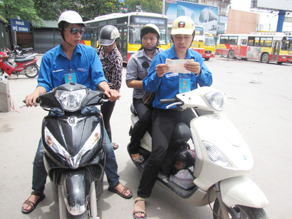 Những “chuyến xe chở ước mơ hồng” hoạt động không mệt mỏi tại bến xe Giáp Bát