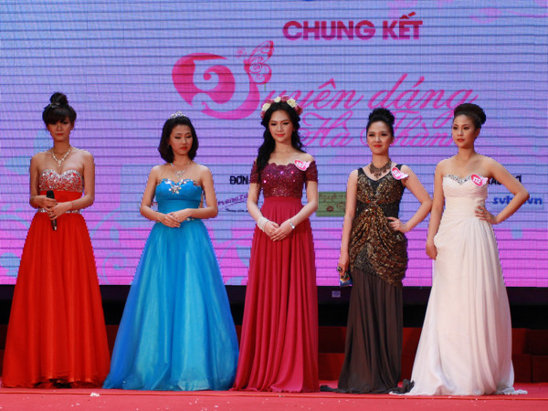 Các thí sinh lọt vào phần thi ứng xử: Đào Thị Mai, Đào Quỳnh Mai, Lê Phương Thảo, Đỗ Hà Anh, Lê Khánh My (lần lượt từ trái sang)