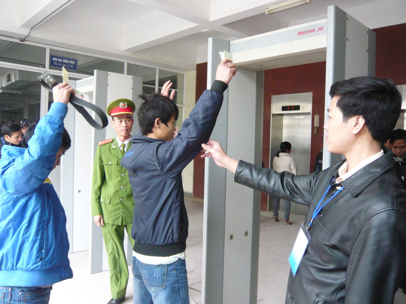 Lực lượng công an kiểm tra thí sinh mang điện thoại vào phòng thi