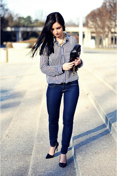 Áo sơ mi kẻ đang là xu hướng được nhiều bạn gái yêu thích. Set đồ jean kết hợp với sơ mi kẻ là lựa chọn hoàn hảo cho những cô nàng năng động. Mix quần jeans với áo sơ mi họa tiết vừa giúp bạn giữ được vẻ ngọt ngào, duyên dáng những cũng rất khỏe khoắn và năng động.