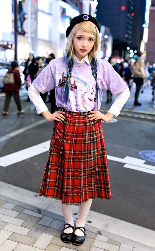 Bạn thích hoạ tiết kẻ ca-rô cực hot năm nay nhưng lại cảm thấy quá nhàm chán với những chiếc áo sơ mi ca cô nhan nhản? Hãy thử kết hợp một chiếc váy họa tiết ca-rô với sơ mi trắng và áo phông hoạ tiết siêu cute như cô bạn Ezaki Nanaho (18 tuổi). Để thêm phần ấm áp, phụ kiện như mũ beret, quần tất dày là những món đồ không thể thiếu