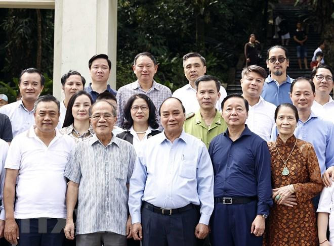 Hoạt động của Chủ tịch nước tại Đền thờ Bác Hồ. (Ảnh: Thống Nhất/TTXVN)