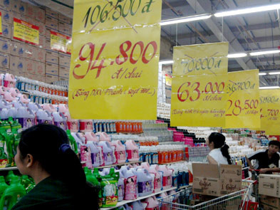 Các siêu thị đua nhau khuyến mãi, giảm giá sâu các mặt hàng để thu hút người tiêu dùng. ảnh B.H