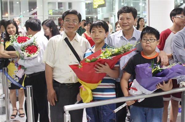 Đêm ra sân bay đón đoàn học sinh đạt giải Intel ISEF 2015 ảnh 1